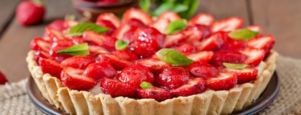 Ciasto z truskawkami: smak lata w każdym kęsie - GradinaMax Ciasto z truskawkami: smak lata w każdym kęsie